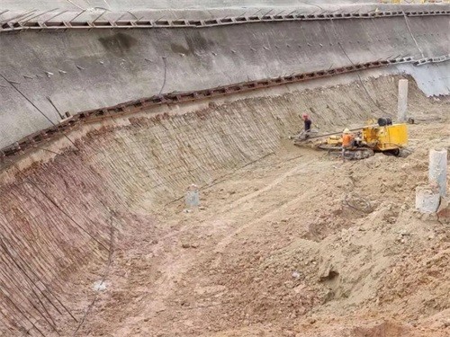 巴林右基坑边坡加固